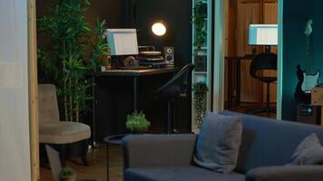 contemporáneo estudio con moderno decoraciones y neón luces creando un acogedor casual vivo espacio con un inteligente televisión y cómodo configuración. vacío Departamento desván con de moda mueble. video