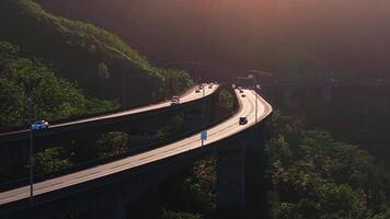 uma sereno aéreo Visão do uma Estado rodovia dentro oahu, Havaí, elevado em pontes, com carros dentro movimento no meio denso vegetação e caloroso luz solar. video