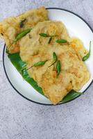 transparant Background fried mendoan or Foto Gorengan Mendoan Dan Cabe Hijauh Dengan Piring Melingkar Yang Astetik atau Photo of Fried Mendoan and Green Chilies on an Aesthetic Circular Plate
