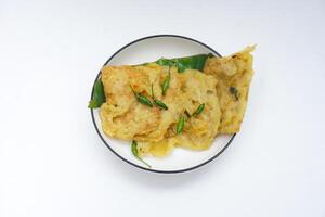 transparant Background fried mendoan or tempe Foto transparan Gorengan Mendoan Cabe Hijauh Piring Melingkar Yang Astetik atau Photo of Fried Mendoan and Green Chilies on an Aesthetic Circular Plate