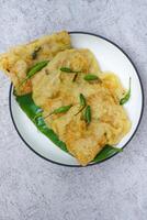 Foto Gorengan Mendoan Dan Cabe Hijauh Dengan Piring Melingkar Yang Astetik atau Photo of Fried Mendoan and Green Chilies on an Aesthetic Circular Plate