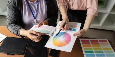 gráfico diseño equipo revisando color paletas y materiales en un creativo espacio de trabajo foto