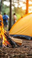 acogedor familia cámping en bosque con calentar hoguera y amarillo carpa. amigos reunir alrededor, disfrutando naturaleza y creando perdurable recuerdos foto