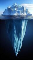 un iceberg flotante en el Oceano con un grande iceberg en el medio foto