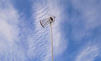 An analog antenna is a device that captures radio wave signals broadcast by television stations. Analog signals are continuous photo