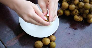 fresh peeled longans fruit on table. video