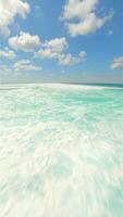 fpv voar sobre cristal Claro turquesa água e espirrando oceano ondas dentro bali video