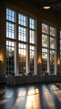 un grande habitación con muchos ventanas foto