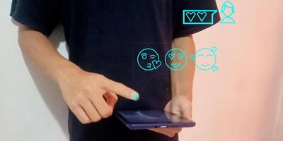a person reply virtual message with love emoticon photo