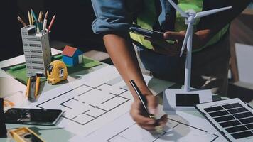 uma pessoa é trabalhando em uma projeto com uma vento turbina video