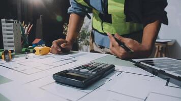 uma homem é trabalhando em uma projeto com uma calculadora video