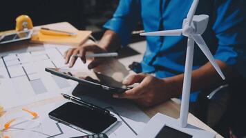 uma homem é trabalhando em uma tábua com uma vento turbina video