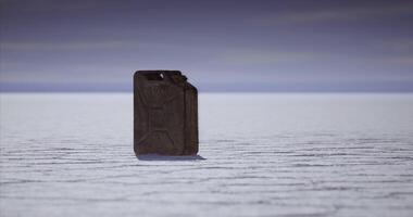 abandonné récipient sur une Dénudé paysage pendant crépuscule heures video