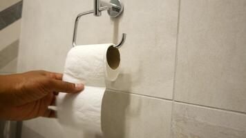 Proper way to replace toilet paper in a bathroom setting video