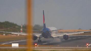 Emergency plane on the runway. Fire of the right landing gear, engine surging. Interrupted flight video