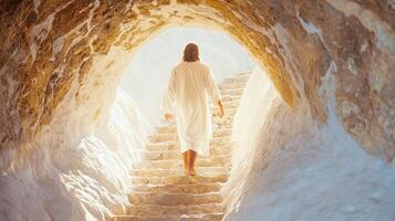 contento Pascua de Resurrección Jesús Cristo es ascendente Roca escalera desde un oscuro cueva dentro el brillante ligero de cielo, simbolizando Resurrección, esperanza, y fe foto