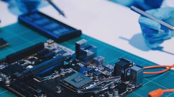 uma pessoa trabalhando em uma computador placa mãe video
