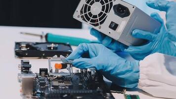un persona en azul guantes es trabajando en un computadora video