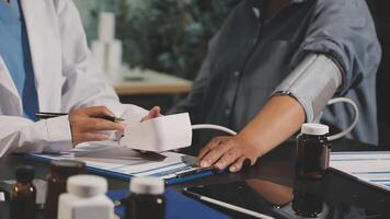 en läkare kontroll en patientens blod tryck video