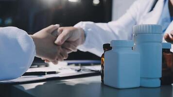 deux médecins tremblement mains plus de une table avec bouteilles et pilules video