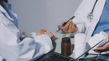 en läkare är talande till en patient video