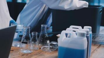 un' persona nel un' laboratorio cappotto è Lavorando su un' computer video