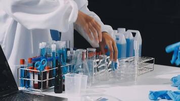 en person i en labb täcka är arbetssätt på en dator video