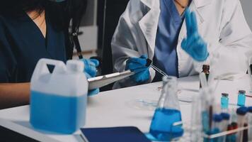 dois pessoas dentro laboratório casacos e luvas trabalhando em uma projeto video