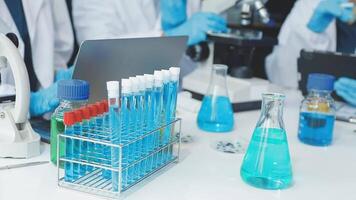 en grupp av människor i labb rockar är arbetssätt på en dator video