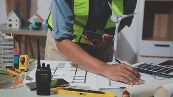 uma homem trabalhando em uma construção projeto com Ferramentas video