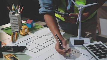uma pessoa é trabalhando em uma projeto com uma vento turbina video