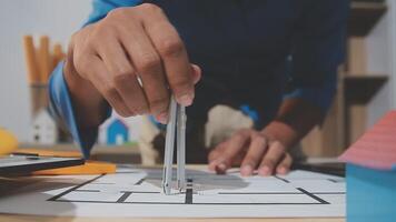 uma pessoa é trabalhando em uma projeto com tesouras video
