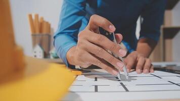 uma pessoa é trabalhando em uma projeto com uma lápis video