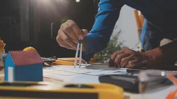 uma homem é trabalhando em uma projeto com Ferramentas video