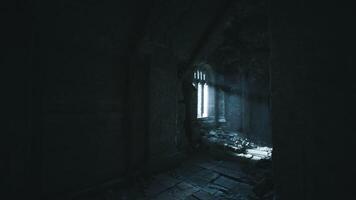 atmosphérique lumière diffusion par une cassé fenêtre dans un ancien bâtiment video