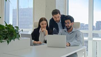 Mentor help colleagues with corporate work on laptop businessman teaching businesswoman analyze online project result discuss business development supervisor teach multiracial team managers at office photo