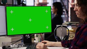 mulher codificação dentro ai comece escritório usando brincar pc, construção escalável soluções para negócios. ai indústria comece técnico aproveitando máquina Aprendendo tecnologia em verde tela computador, Câmera b video