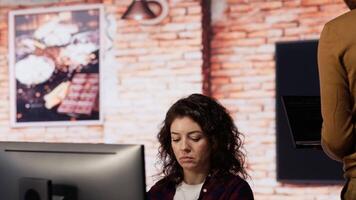 ai comece isto especialista A chegar dentro escritório com computador portátil, preparando para Veja para companhia segurança vulnerabilidades. Programas desenvolvimento agência admin chegando às trabalhos com caderno para Faz codificação, Câmera b video