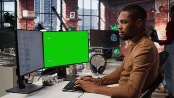 programador codificação dentro comece escritório usando verde tela pc, construção escalável soluções para negócios. ai indústria comece técnico alavancagens máquina Aprendendo tecnologia em brincar computador, Câmera uma video