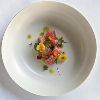 un blanco plato con un ensalada en eso foto