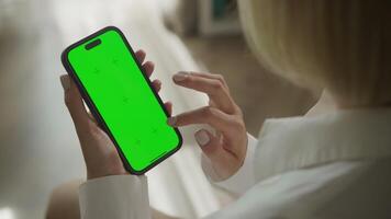 rolagem e solteiro clique em inferior do verde tela Smartphone video