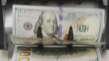 Nahansicht von uns Dollar Rechnungen im Geld Zählen Maschine video