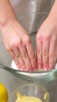 knead live yeast with hands Stir, add live yeast to the milk, knead the dough for baking. video