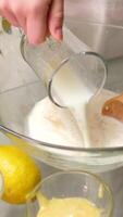 knead live yeast with hands Stir, add live yeast to the milk, knead the dough for baking. video
