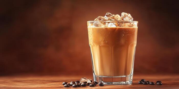 refrescante con hielo café bebida se sienta en un de madera superficie con café frijoles en un cálido, acogedor ajuste foto