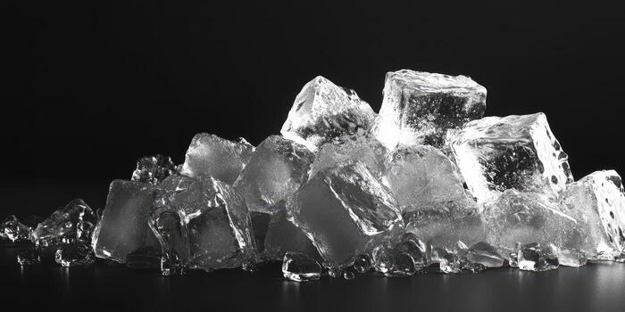 pila de claro hielo cubitos en oscuro fondo, reflejando ligero y oscuridad foto