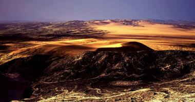expansivo Desierto paisaje debajo un crepúsculo cielo en un remoto región video
