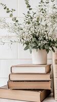 elegante libros y flores arreglo un pacífico hogar decoración foto