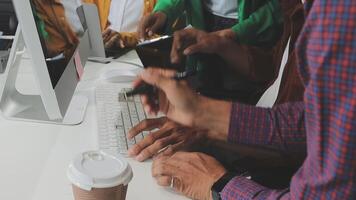 pessoas trabalhando em computadores às uma escrivaninha video