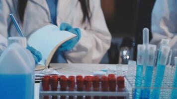 dois pessoas dentro laboratório casacos estão trabalhando em uma projeto video